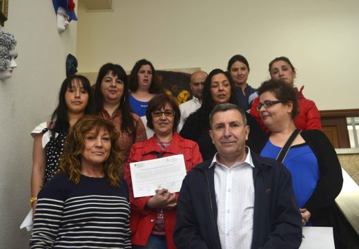 Trece persoas concluíron un curso de atención sociosanitaria a persoas no domicilio no municipio de Riveira